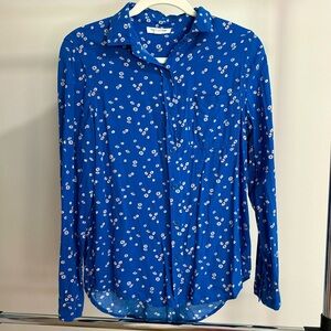 Beach lunch lounge Daisy bright blue shirt